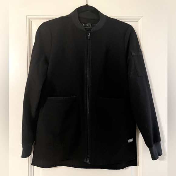 Figs scrubs outfit set bundle: Bellery jacket, Livingston pants, & Casma top - Picture 6 of 8